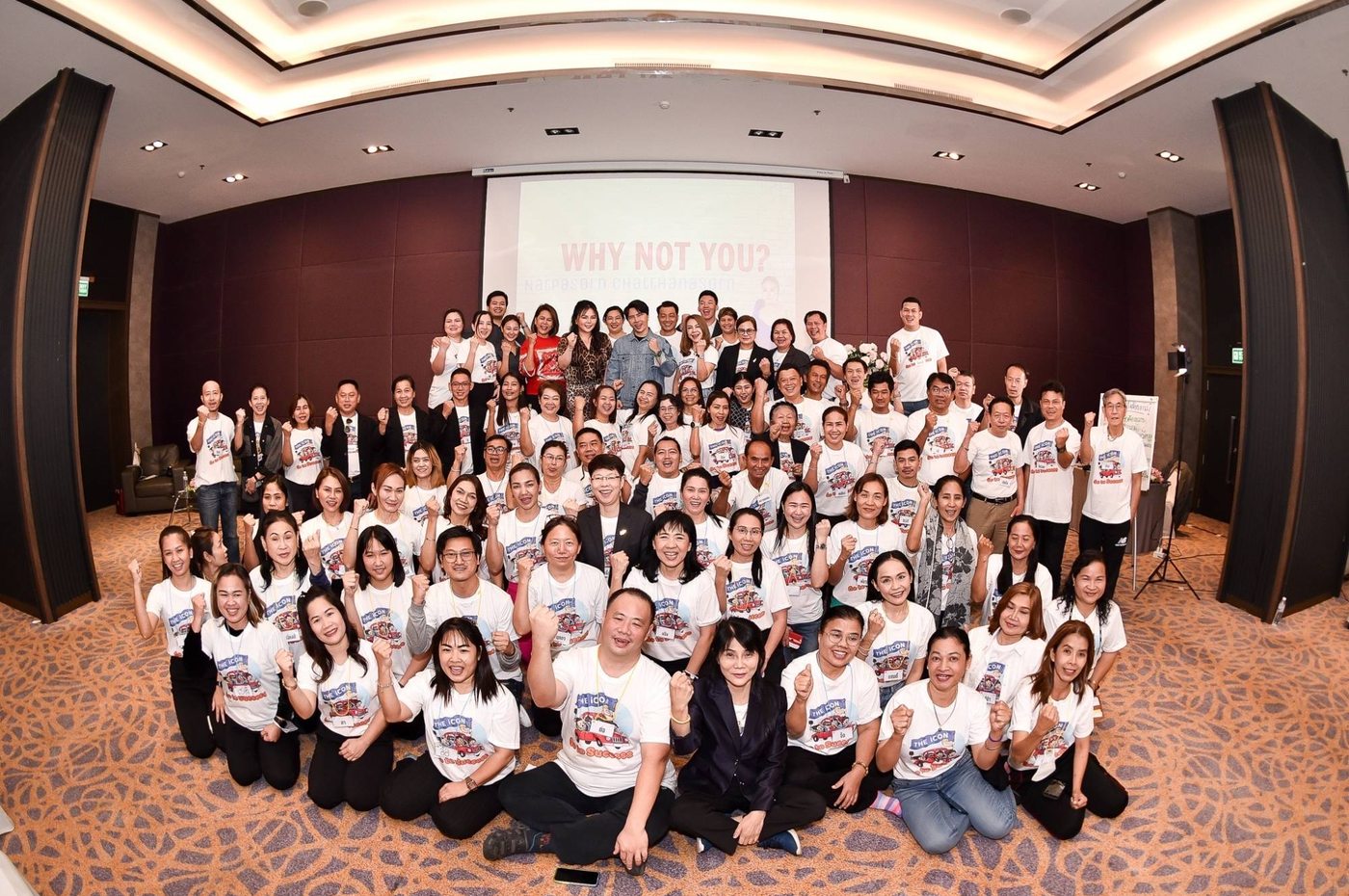 ผู้เรียนรุ่นก่อนถ่ายรูปหมู่